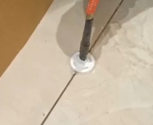克拉玛依市瓷砖空鼓维修公司专业解答瓷砖在铺贴过程中，如果没有涂抹均匀到位的粘结材料（如水泥砂浆或瓷砖胶），可能会导致以下问题